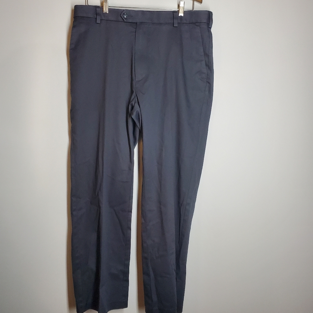 Roundtree and Yorke Men's Travel Smart Flat Front Black Dress Pant.  Size 34 x30